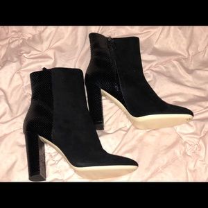 Ann Mashburn Black Snake-skin ankle boots. Size 9